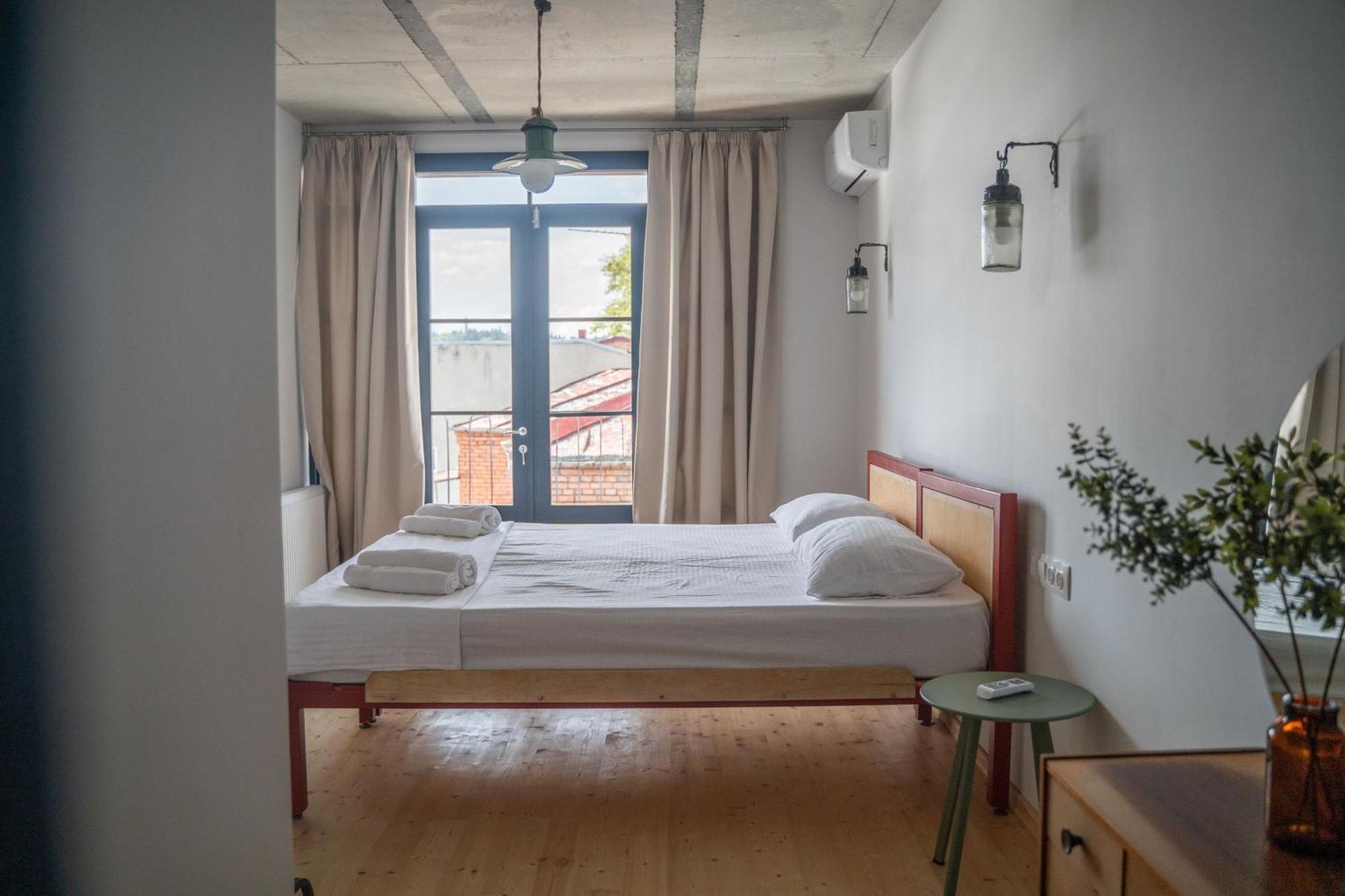 Black Tomato Hostel Kutaisi Bagian luar foto