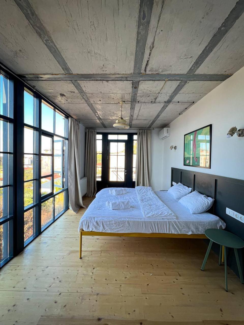 Black Tomato Hostel Kutaisi Bagian luar foto