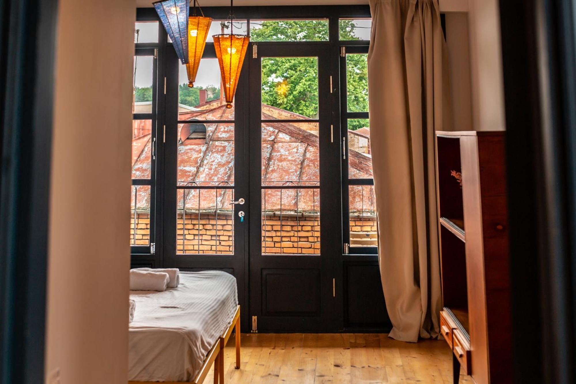 Black Tomato Hostel Kutaisi Bagian luar foto