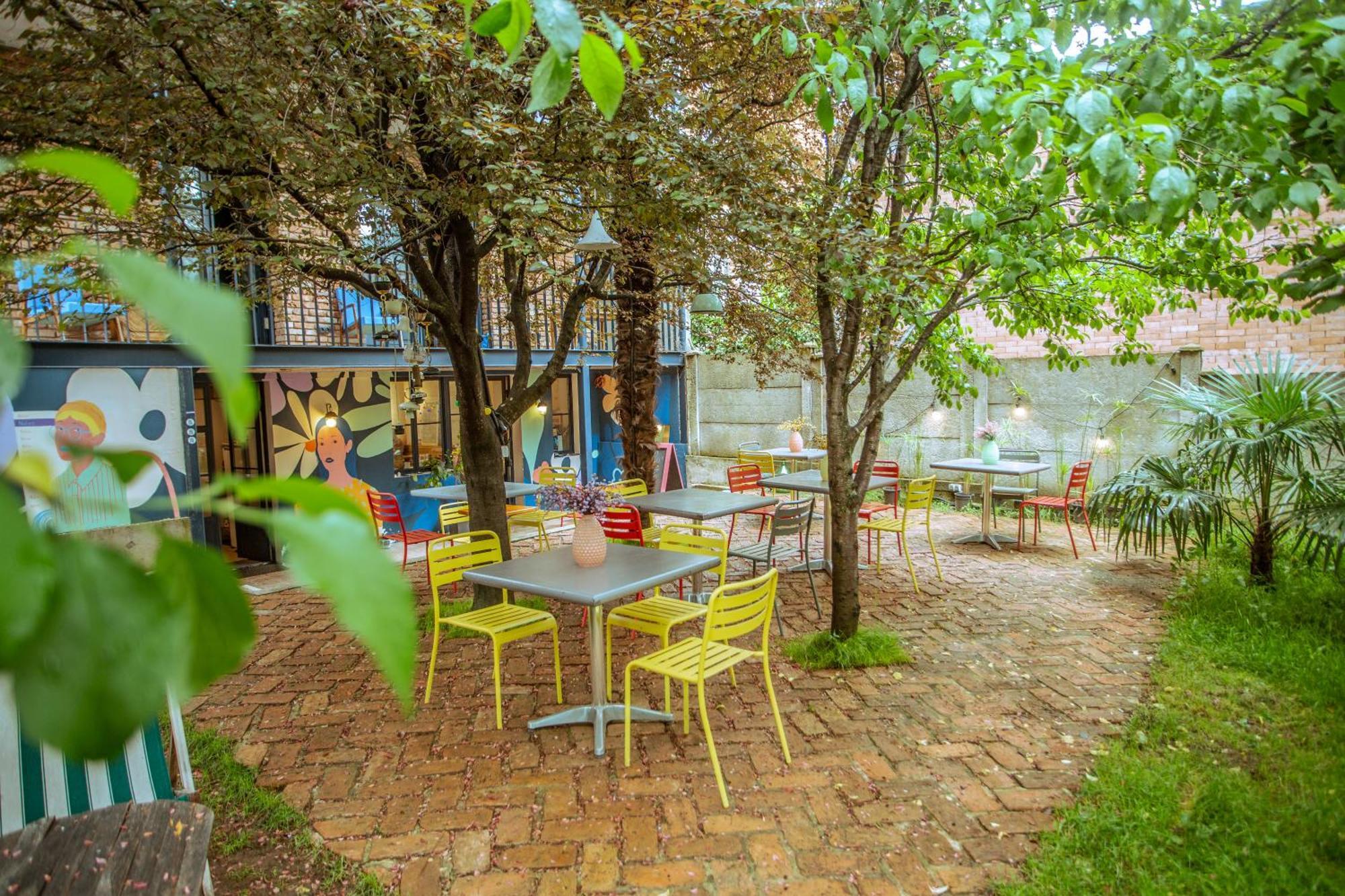 Black Tomato Hostel Kutaisi Bagian luar foto